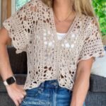 Beige crochet lace top with V-neck and short sleeves